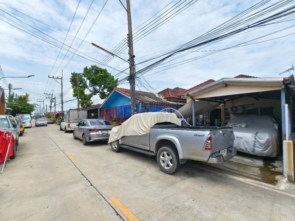 ขายบ้านปทุมธานี รังสิต ธรรมศาสตร์ : ขายด่วน! บ้านเดี่ยวชั้นเดียว ทำเลดี ใกล้คลอง 8 ธัญบุรี เนื้อที่ 26 ตารางวา พื้นที่ใช้สอย 90 ตารางเมตร 2 ห้องนอน 1 ห้องน้ำ 2 ที่จอดรถ ถนนหน้าบ้านกว้าง สะดวกต่อการเดินทาง บ้านพร้อมอยู่ในสภาพดี รีบติดต่อเพื่อรับข้อเสนอพิเศษ