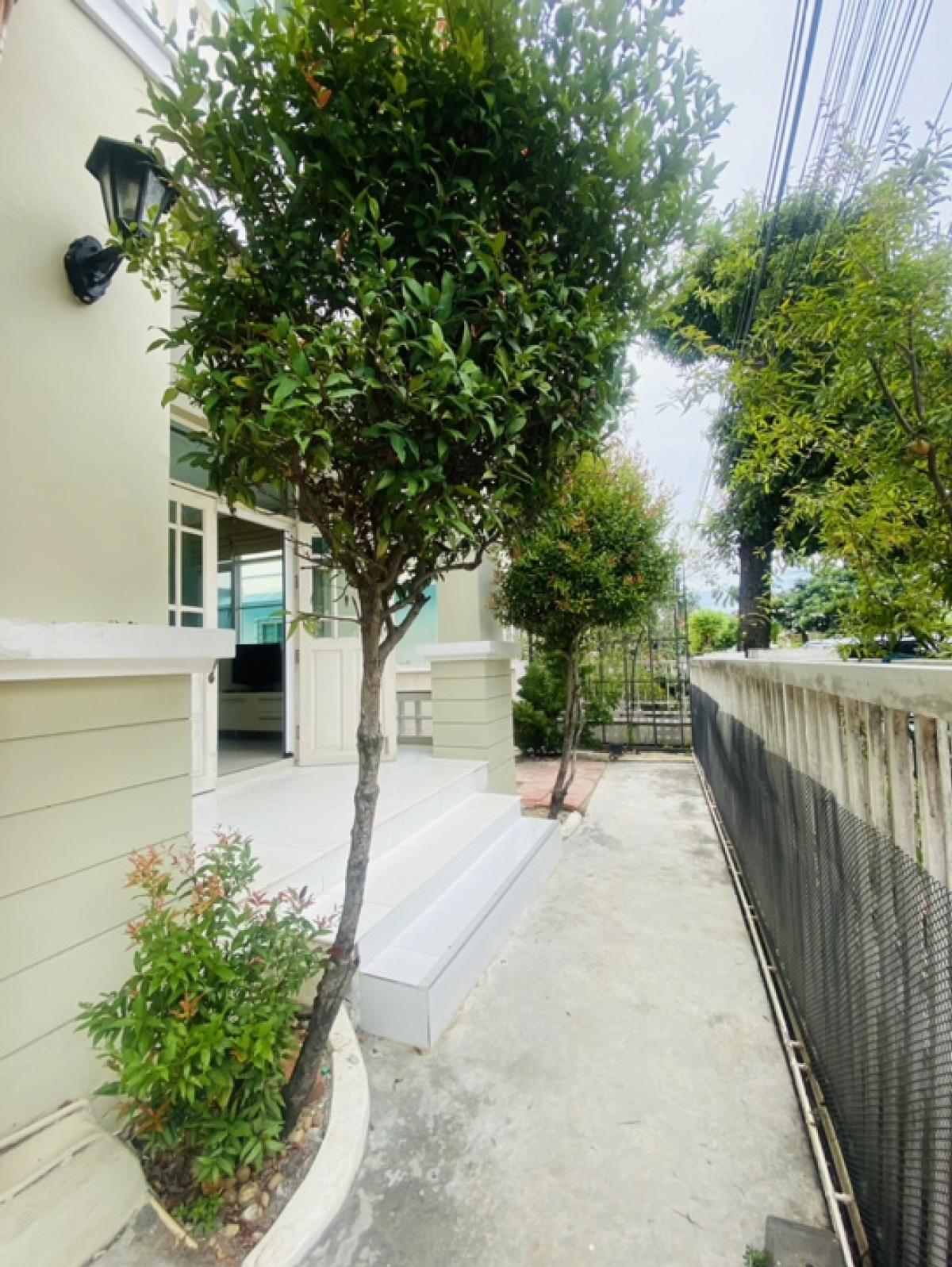 For SaleHouseLadkrabang, Suwannaphum Airport : For Sale 4.29 M Selling a 2-storey detached house, Soi King Kaew 19, price 4.29 million baht, usable area 150 sq m., ready to move in house, Bangna-Trad parallel road, King Kaew Road, Sirinda Pranali Village (SIRINDA PRANALI) ⭐️ Land area 53 sq m., usable