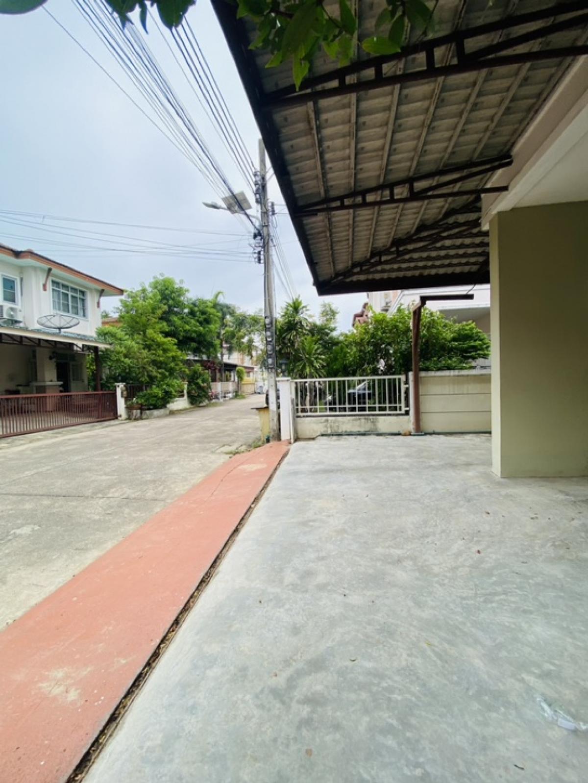 For SaleHouseLadkrabang, Suwannaphum Airport : For Sale 4.29 M Selling a 2-storey detached house, Soi King Kaew 19, price 4.29 million baht, usable area 150 sq m., ready to move in house, Bangna-Trad parallel road, King Kaew Road, Sirinda Pranali Village (SIRINDA PRANALI) ⭐️ Land area 53 sq m., usable