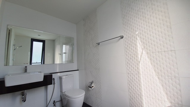 For SaleHome OfficeSamut Prakan,Samrong : For Sale: Townhome Home Office in Prime Location for Business and Investment. Corner Unit, Adjacent to 12m Wide Public Road, Srinakarin 22, Near Bangna-Trad and Srinakarin. Ideal Business Location with Convenient Access