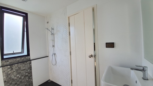 For SaleHome OfficeSamut Prakan,Samrong : For Sale: Townhome Home Office in Prime Location for Business and Investment. Corner Unit, Adjacent to 12m Wide Public Road, Srinakarin 22, Near Bangna-Trad and Srinakarin. Ideal Business Location with Convenient Access