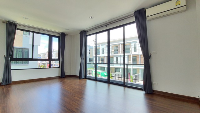 For SaleHome OfficeSamut Prakan,Samrong : For Sale: Townhome Home Office in Prime Location for Business and Investment. Corner Unit, Adjacent to 12m Wide Public Road, Srinakarin 22, Near Bangna-Trad and Srinakarin. Ideal Business Location with Convenient Access