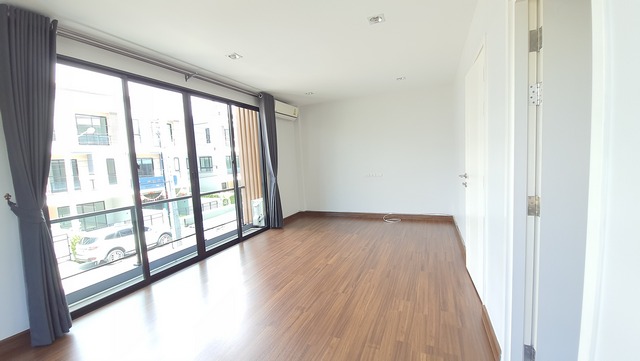 For SaleHome OfficeSamut Prakan,Samrong : For Sale: Townhome Home Office in Prime Location for Business and Investment. Corner Unit, Adjacent to 12m Wide Public Road, Srinakarin 22, Near Bangna-Trad and Srinakarin. Ideal Business Location with Convenient Access