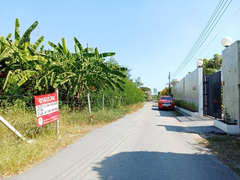 For SaleLandSapankwai,Jatujak : Land for sale, vacant, beautiful plot, 96 square wah, Vibhavadi 42, near the BTS, near Kasetsart University, suitable for building a house, the location is not far from the main road and most of the surrounding area is residential, safe.