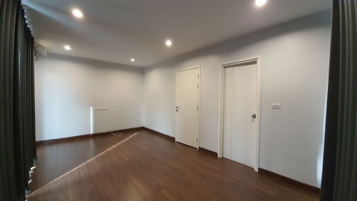 For SaleHome OfficeSamut Prakan,Samrong : For Sale: Townhome Home Office in Prime Location for Business and Investment. Corner Unit, Adjacent to 12m Wide Public Road, Srinakarin 22, Near Bangna-Trad and Srinakarin. Ideal Business Location with Convenient Access