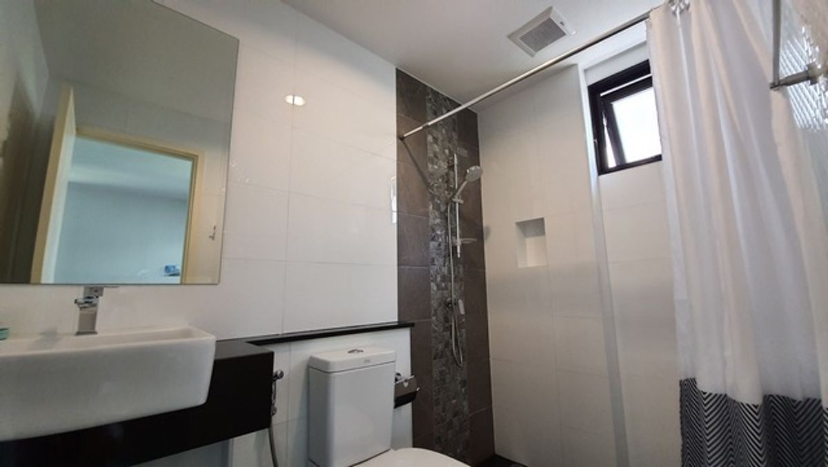 For SaleHome OfficeSamut Prakan,Samrong : For Sale: Townhome Home Office in Prime Location for Business and Investment. Corner Unit, Adjacent to 12m Wide Public Road, Srinakarin 22, Near Bangna-Trad and Srinakarin. Ideal Business Location with Convenient Access