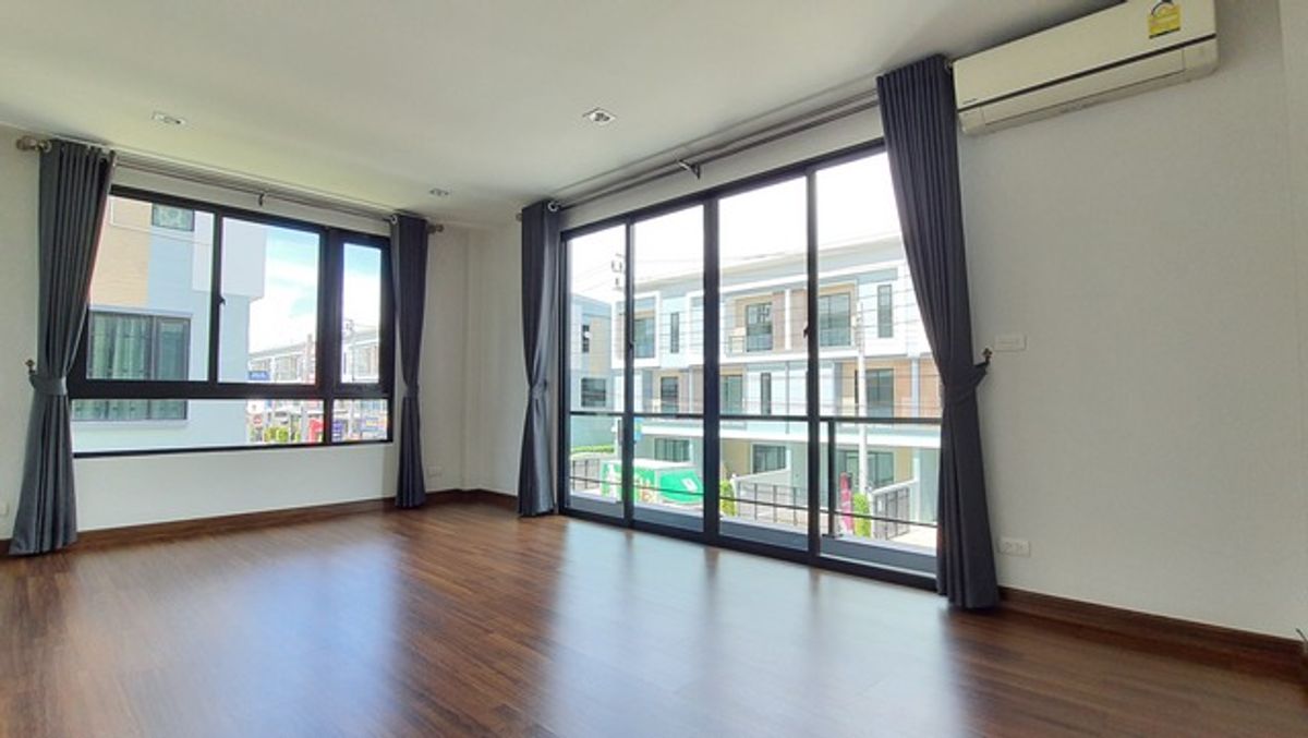 For SaleHome OfficeSamut Prakan,Samrong : For Sale: Townhome Home Office in Prime Location for Business and Investment. Corner Unit, Adjacent to 12m Wide Public Road, Srinakarin 22, Near Bangna-Trad and Srinakarin. Ideal Business Location with Convenient Access