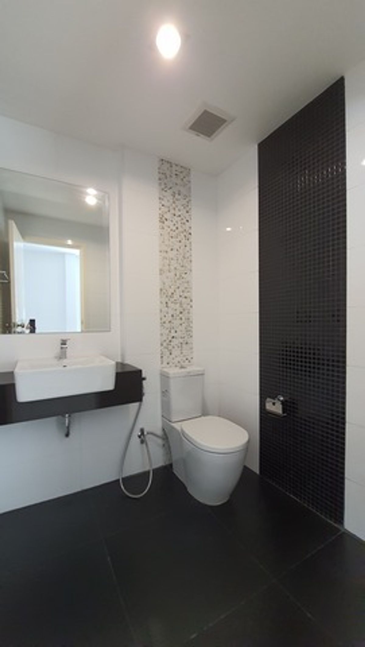 For SaleHome OfficeSamut Prakan,Samrong : For Sale: Townhome Home Office in Prime Location for Business and Investment. Corner Unit, Adjacent to 12m Wide Public Road, Srinakarin 22, Near Bangna-Trad and Srinakarin. Ideal Business Location with Convenient Access