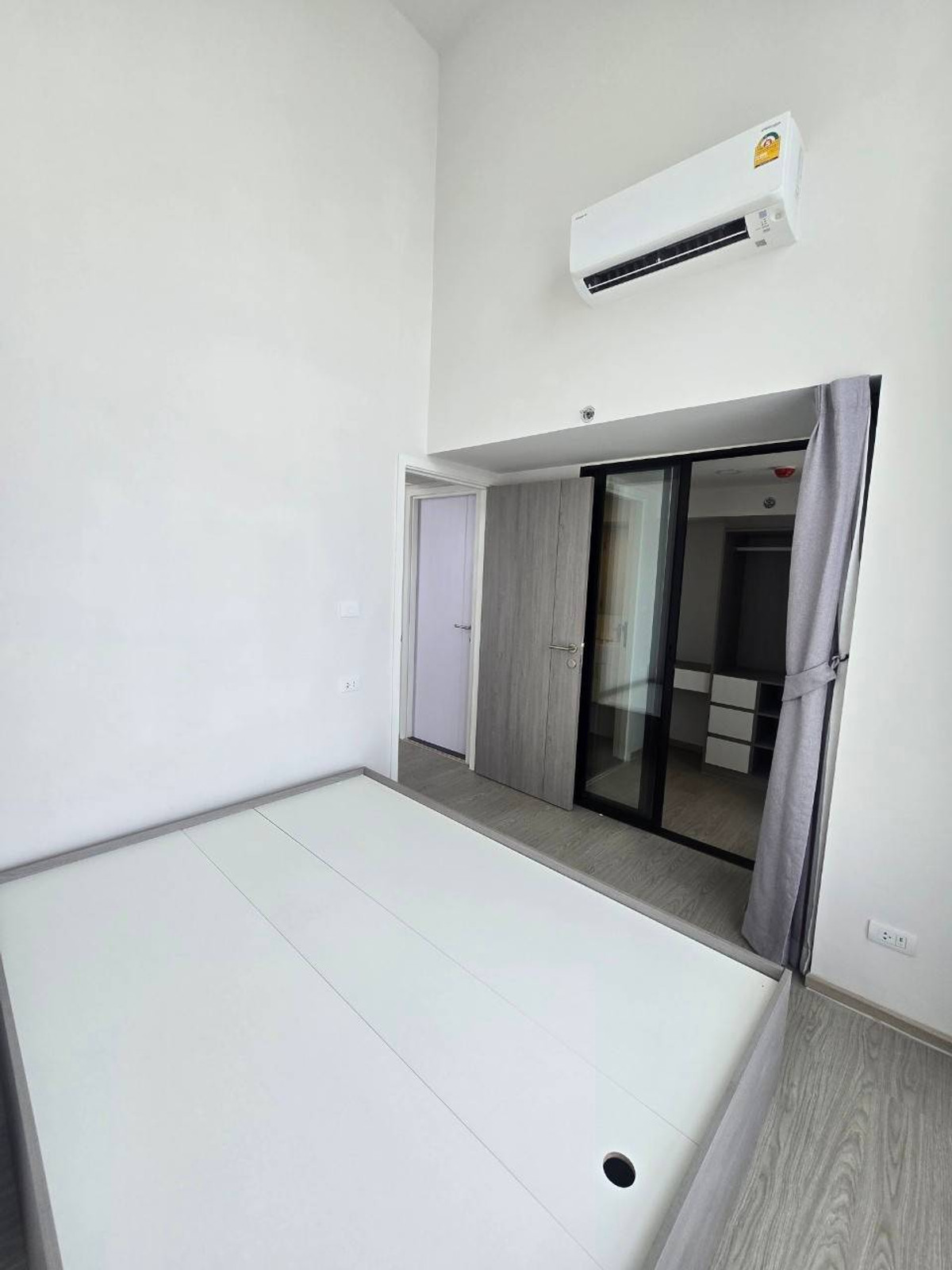 For RentCondoSeri Thai, Ramkhamhaeng Nida : Unfurnished room for rent, Near the Lamsalee Interchange BTS Station, connecting to 3 BTS lines: Orange, Yellow and Brown. Near the Kanchanaphisek Ring Road, Motorway