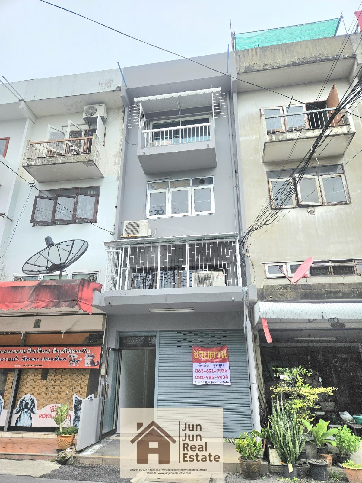 For SaleShop HouseRatchadapisek, Huaikwang, Suttisan : Urgent sale, great price, commercial building in the city center, on 2 sides of the road, Soi Suea Yai, Ratchada 36, ​​good location, 3 and a half storey building, 3 bathrooms