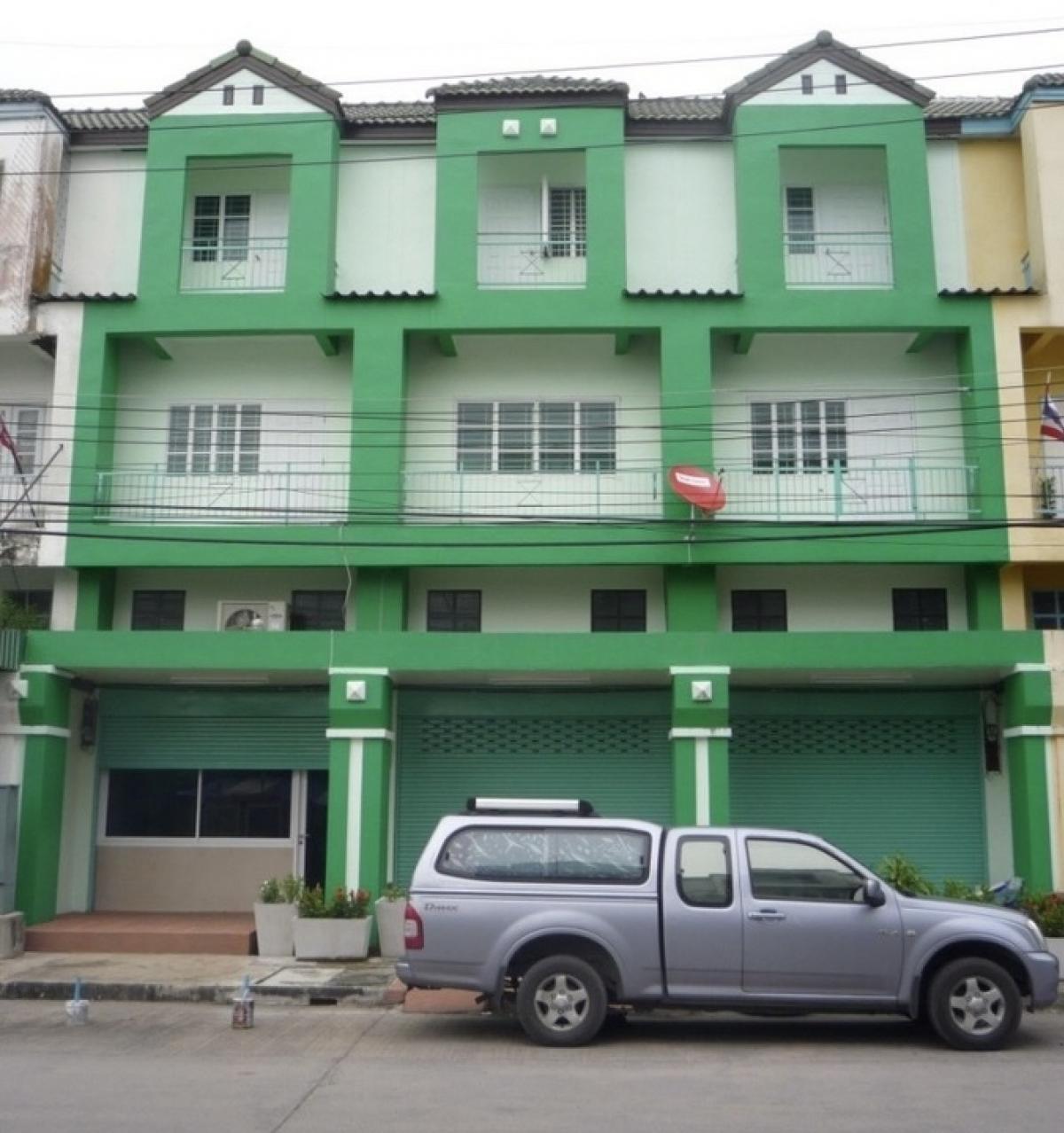 For SaleShop HousePathum Thani,Rangsit, Thammasat : Commercial building for sale in front of the project, Tawannaville Village, Rangsit, Khlong 8, Thanyaburi, 3 shophouses connected together, 48 sq m., usable area 550 sq m., good location in front of the project