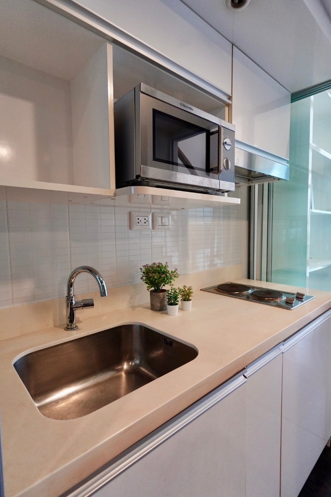 For RentCondoSukhumvit, Asoke, Thonglor : 🎯For rent IDEO MORPH 38 😻Pet-friendly condo 😻Duplex condo IDEO MORPH 38, size 33.6 sq m, high ceiling, fully furnished, ready to move in, common area has a swimming pool, fitness room, convenient location in the heart of the city, Sukhumvit 38, near BTS T