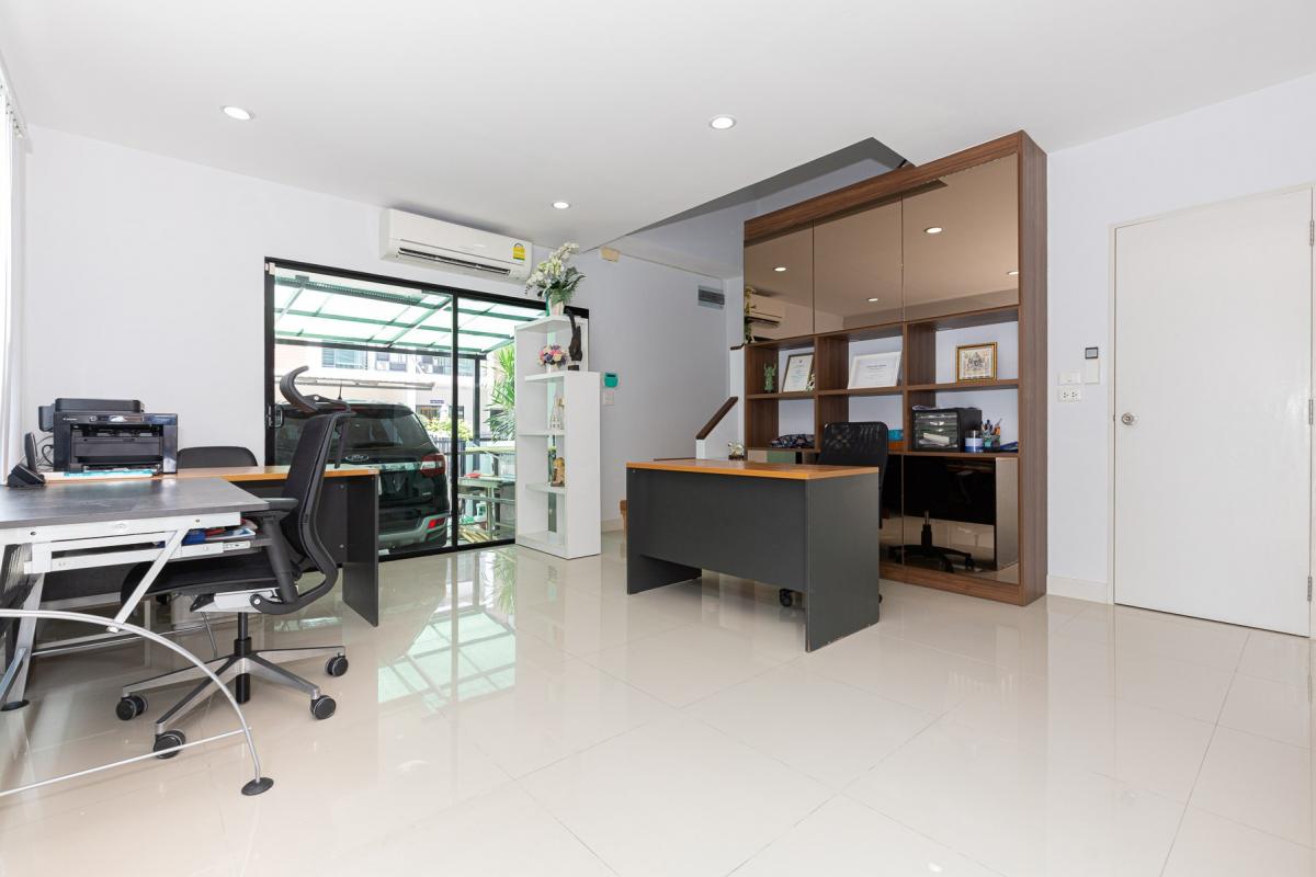 For SaleTownhomeBangna, Bearing, Lasalle : Fully furnished house, ready to move in, price lower than cost.