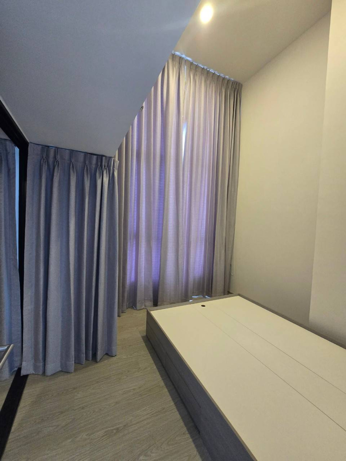 For RentCondoSeri Thai, Ramkhamhaeng Nida : Unfurnished room for rent, Near the Lamsalee Interchange BTS Station, connecting to 3 BTS lines: Orange, Yellow and Brown. Near the Kanchanaphisek Ring Road, Motorway