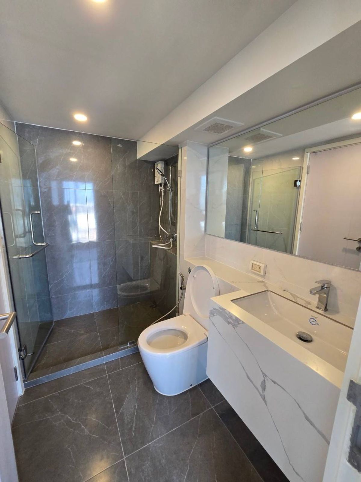 ให้เช่าคอนโดเสรีไทย-นิด้า : Duplex ห้อง 2ชั้น พร้อมเครื่องใช้ไฟฟ้า และเฟอร์นิเจอร์ครบ (ห้องมุม) 