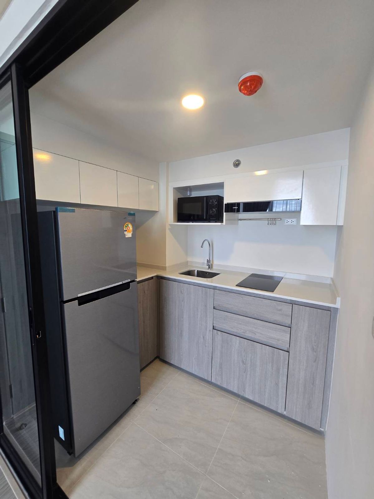 ให้เช่าคอนโดเสรีไทย-นิด้า : Duplex ห้อง 2ชั้น พร้อมเครื่องใช้ไฟฟ้า และเฟอร์นิเจอร์ครบ (ห้องมุม) 