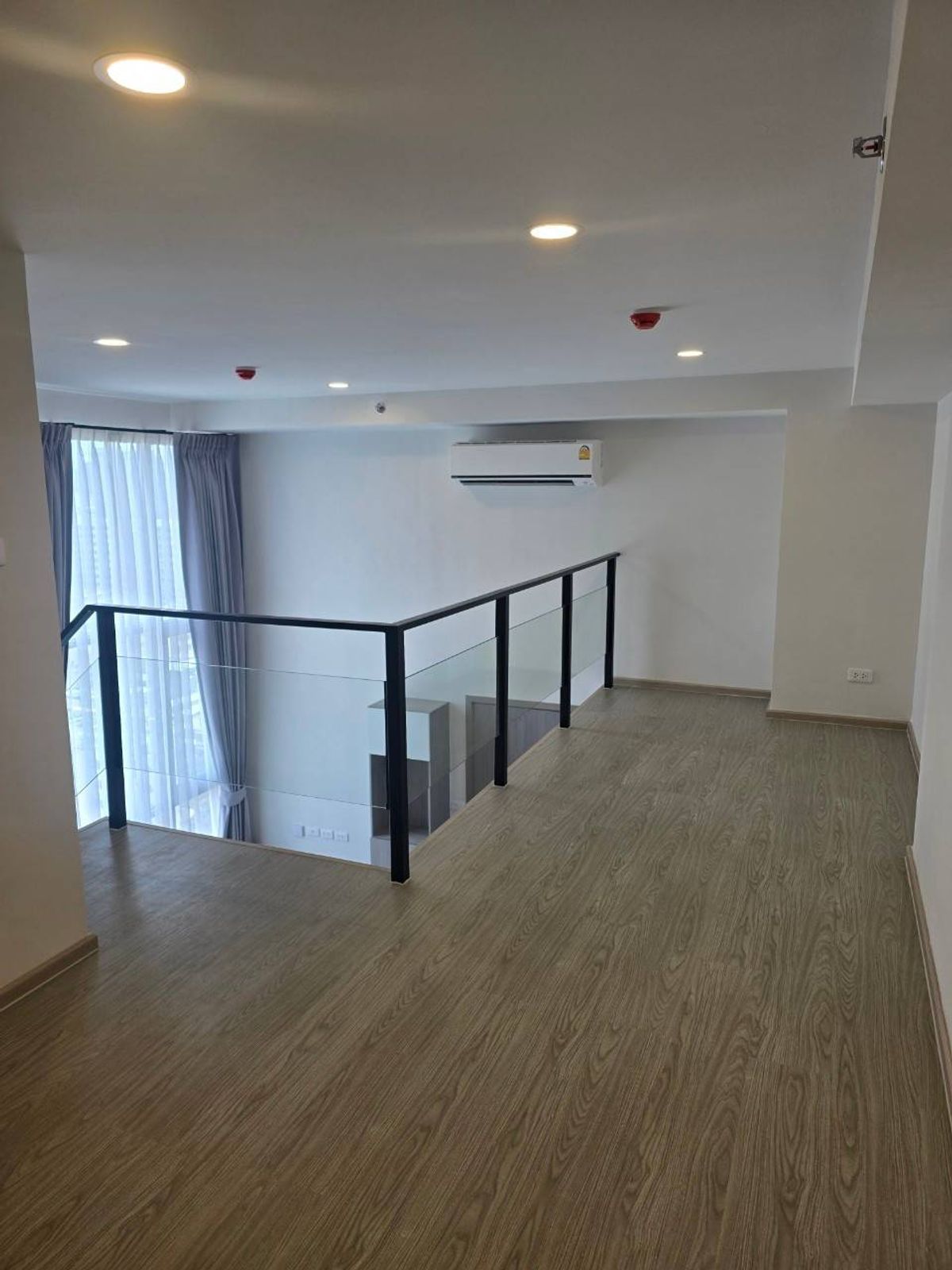 ให้เช่าคอนโดเสรีไทย-นิด้า : Duplex ห้อง 2ชั้น พร้อมเครื่องใช้ไฟฟ้า และเฟอร์นิเจอร์ครบ (ห้องมุม) 