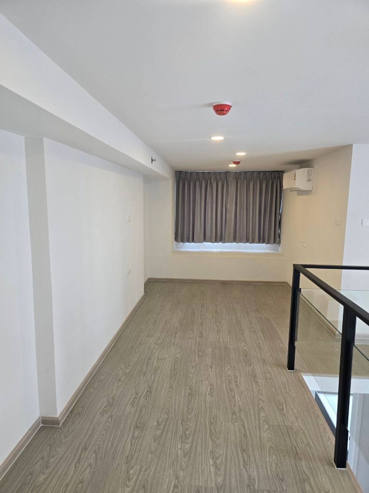 ให้เช่าคอนโดเสรีไทย-นิด้า : Duplex ห้อง 2ชั้น พร้อมเครื่องใช้ไฟฟ้า และเฟอร์นิเจอร์ครบ (ห้องมุม) 