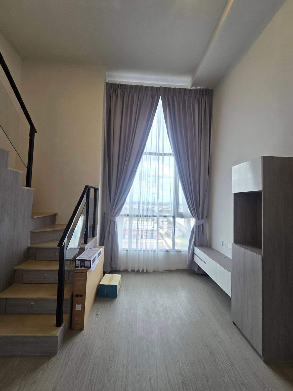 ให้เช่าคอนโดเสรีไทย-นิด้า : Duplex ห้อง 2ชั้น พร้อมเครื่องใช้ไฟฟ้า และเฟอร์นิเจอร์ครบ (ห้องมุม) 