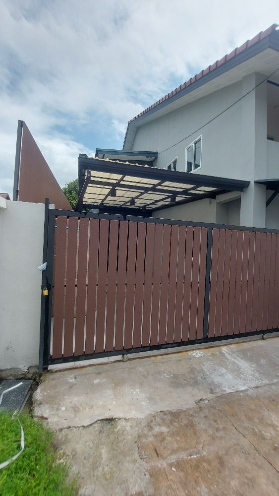 For SaleTownhomeLadprao101, Happy Land, The Mall Bang Kapi : For sale: 2-storey townhouse, Chatkaew Village, newly decorated, 32 square wah, Lat Phrao Road, Happyland Alley
