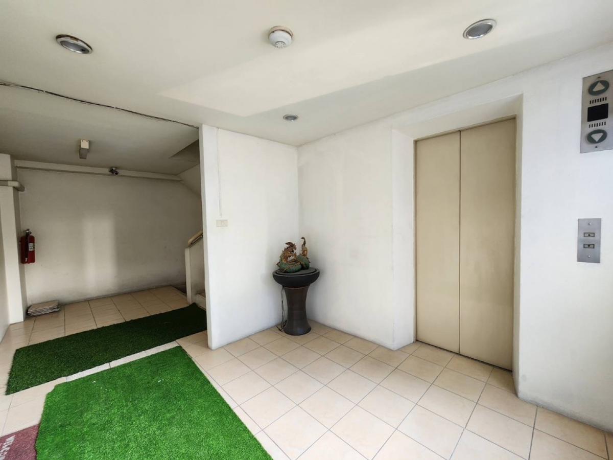 For RentShop HouseSukhumvit, Asoke, Thonglor : For rent: 5-storey building, area 133 square wah, near Donki Mall, Soi Thonglor 10