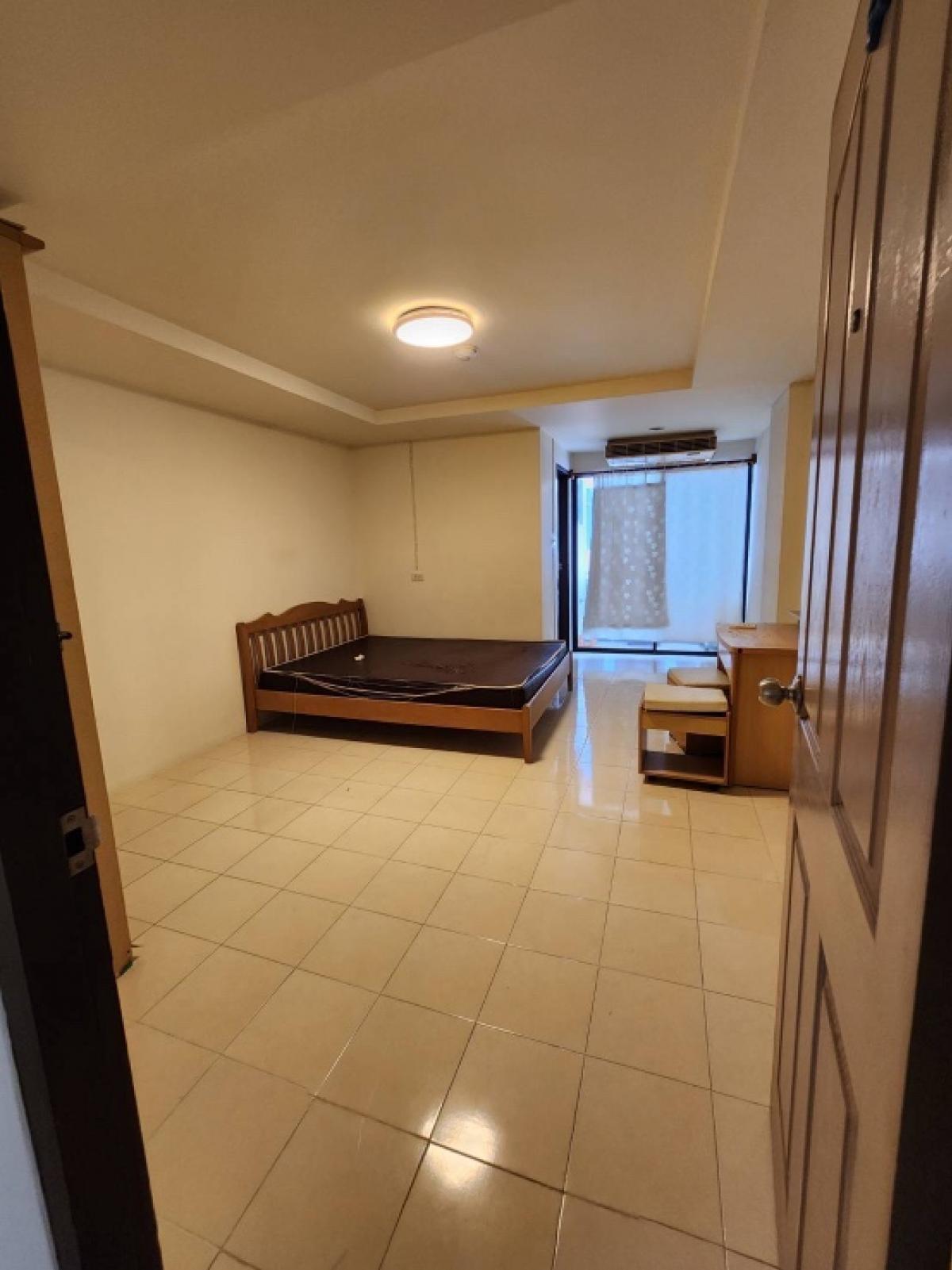 For RentShop HouseSukhumvit, Asoke, Thonglor : For rent: 5-storey building, area 133 square wah, near Donki Mall, Soi Thonglor 10