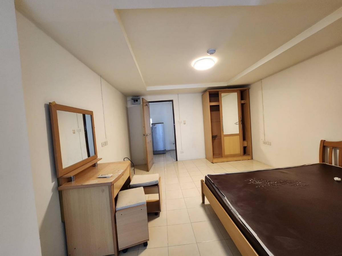 For RentShop HouseSukhumvit, Asoke, Thonglor : For rent: 5-storey building, area 133 square wah, near Donki Mall, Soi Thonglor 10