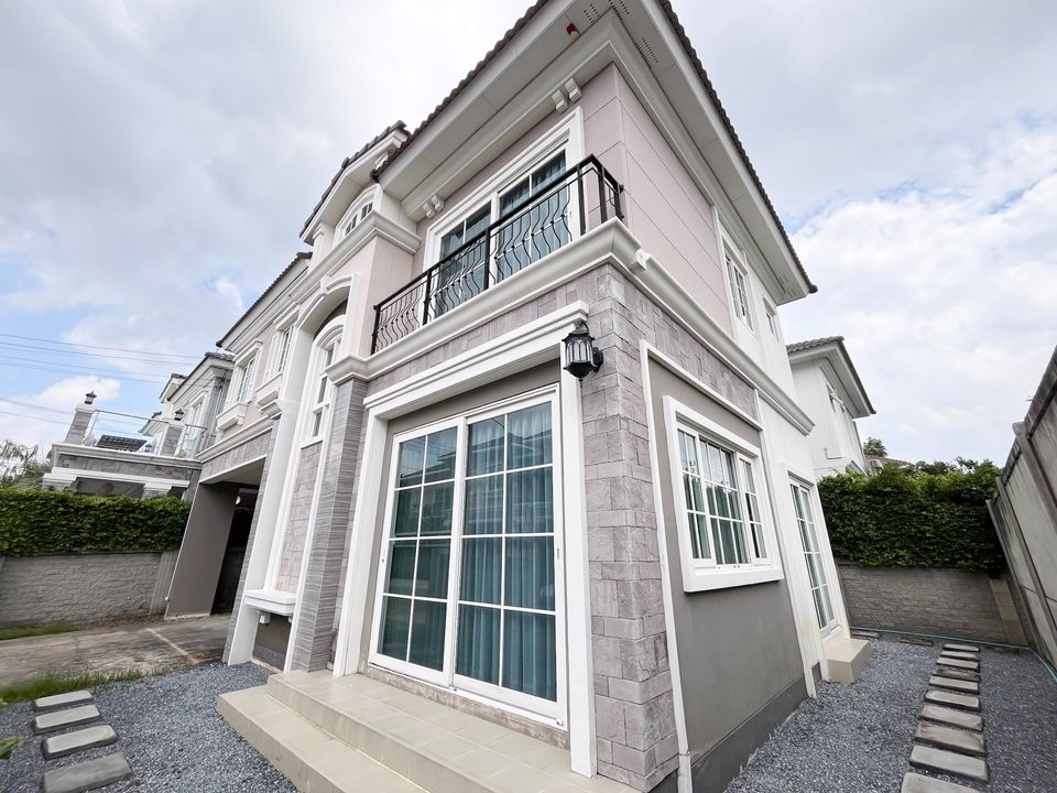 For RentHouseThaphra, Talat Phlu, Wutthakat : House for rent with furniture, Golden Neo Sathorn Village (Golden Neo Sathorn), 2-storey house, 3 bedrooms, 4 bathrooms, fully furnished, ready to move in, near Sathorn 10 minutes and BTS Wutthakat