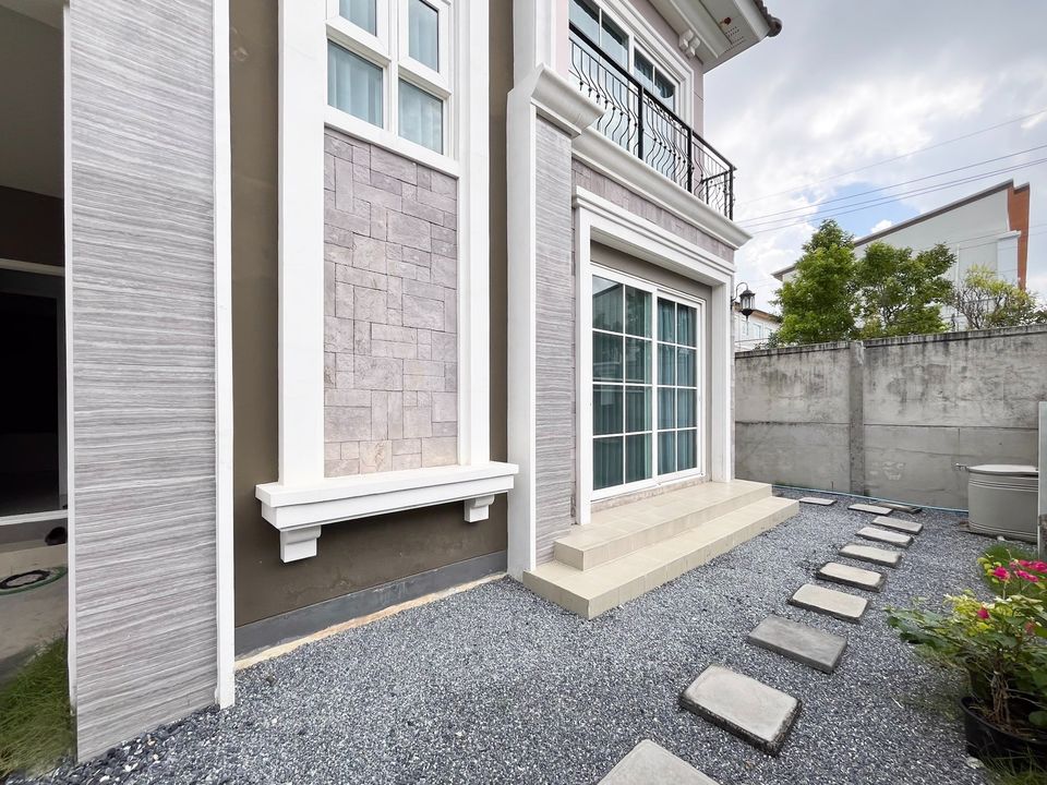 For RentHouseThaphra, Talat Phlu, Wutthakat : House for rent with furniture, Golden Neo Sathorn Village (Golden Neo Sathorn), 2-storey house, 3 bedrooms, 4 bathrooms, fully furnished, ready to move in, near Sathorn 10 minutes and BTS Wutthakat