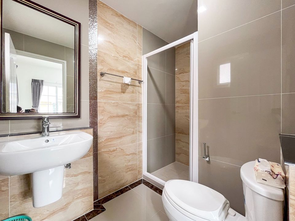 For RentHouseThaphra, Talat Phlu, Wutthakat : House for rent with furniture, Golden Neo Sathorn Village (Golden Neo Sathorn), 2-storey house, 3 bedrooms, 4 bathrooms, fully furnished, ready to move in, near Sathorn 10 minutes and BTS Wutthakat