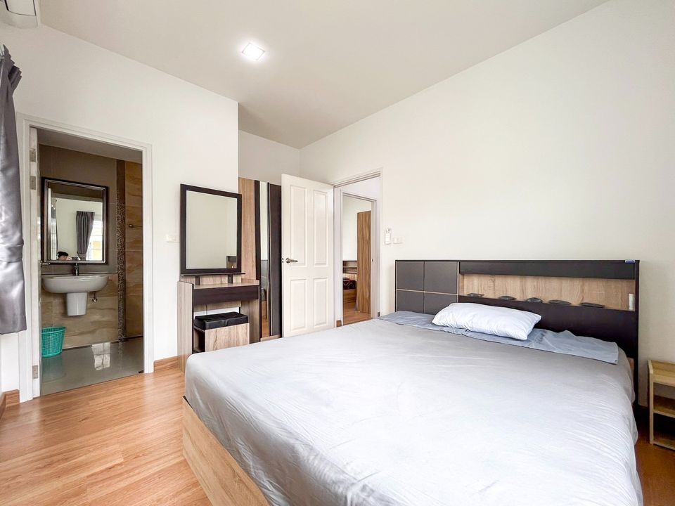 For RentHouseThaphra, Talat Phlu, Wutthakat : House for rent with furniture, Golden Neo Sathorn Village (Golden Neo Sathorn), 2-storey house, 3 bedrooms, 4 bathrooms, fully furnished, ready to move in, near Sathorn 10 minutes and BTS Wutthakat