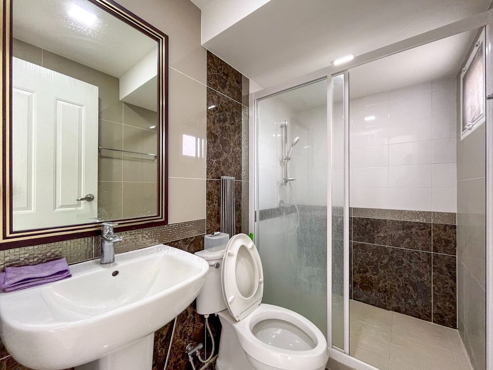 For RentHouseThaphra, Talat Phlu, Wutthakat : House for rent with furniture, Golden Neo Sathorn Village (Golden Neo Sathorn), 2-storey house, 3 bedrooms, 4 bathrooms, fully furnished, ready to move in, near Sathorn 10 minutes and BTS Wutthakat