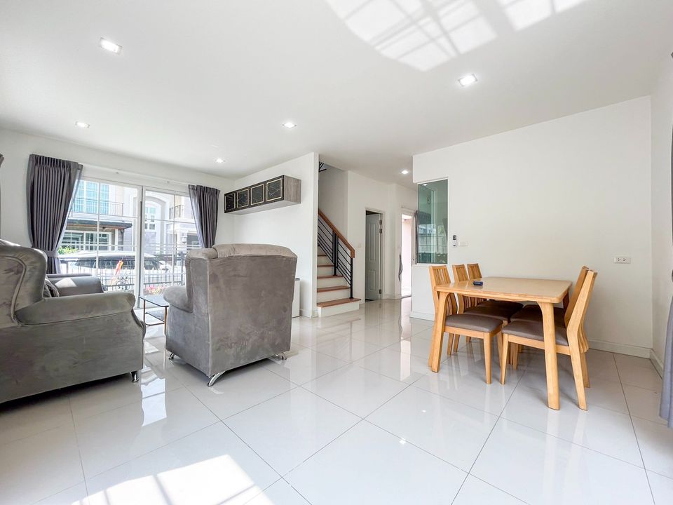 For RentHouseThaphra, Talat Phlu, Wutthakat : House for rent with furniture, Golden Neo Sathorn Village (Golden Neo Sathorn), 2-storey house, 3 bedrooms, 4 bathrooms, fully furnished, ready to move in, near Sathorn 10 minutes and BTS Wutthakat