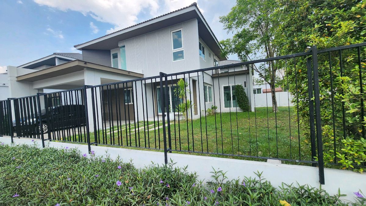 For RentHouseNawamin, Ramindra : Single house for rent, 3 bedrooms, Chaiyaphruek Village, Ram Intra-Chatuchak Expressway, corner house, nice to live in, can park two cars, large garden, view of the central garden