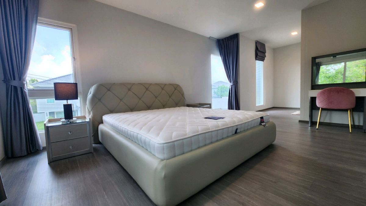 For RentHouseNawamin, Ramindra : Single house for rent, 3 bedrooms, Chaiyaphruek Village, Ram Intra-Chatuchak Expressway, corner house, nice to live in, can park two cars, large garden, view of the central garden