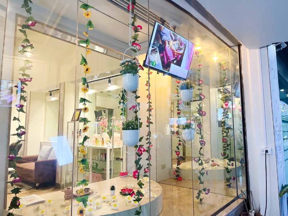 For LeaseholdHotel&Apartment BusinessSukhumvit, Asoke, Thonglor : ♢ Vietnamese style massage, spa, hair washing business, Sukhumvit 37 area ♢ 5-storey commercial building, ready to continue business | Parking in front of the shop for 2 cars | Near EmQuartier, only 100 meters