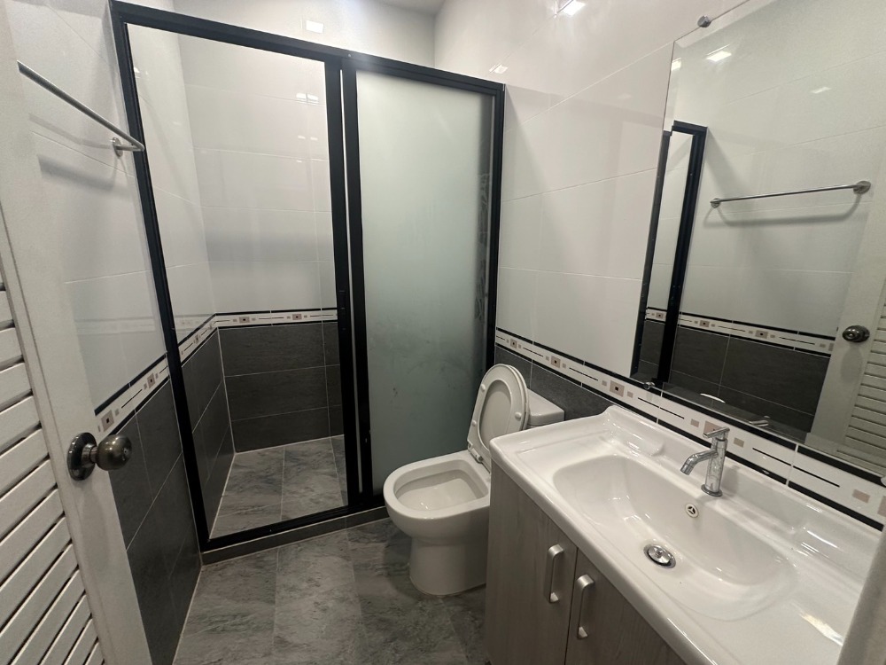 For RentTownhomePattaya, Bangsaen, Chonburi : For rent: 2-storey townhouse, modern style, Huai Yai, Pattaya