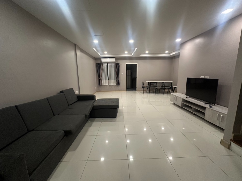 For RentTownhomePattaya, Bangsaen, Chonburi : For rent: 2-storey townhouse, modern style, Huai Yai, Pattaya