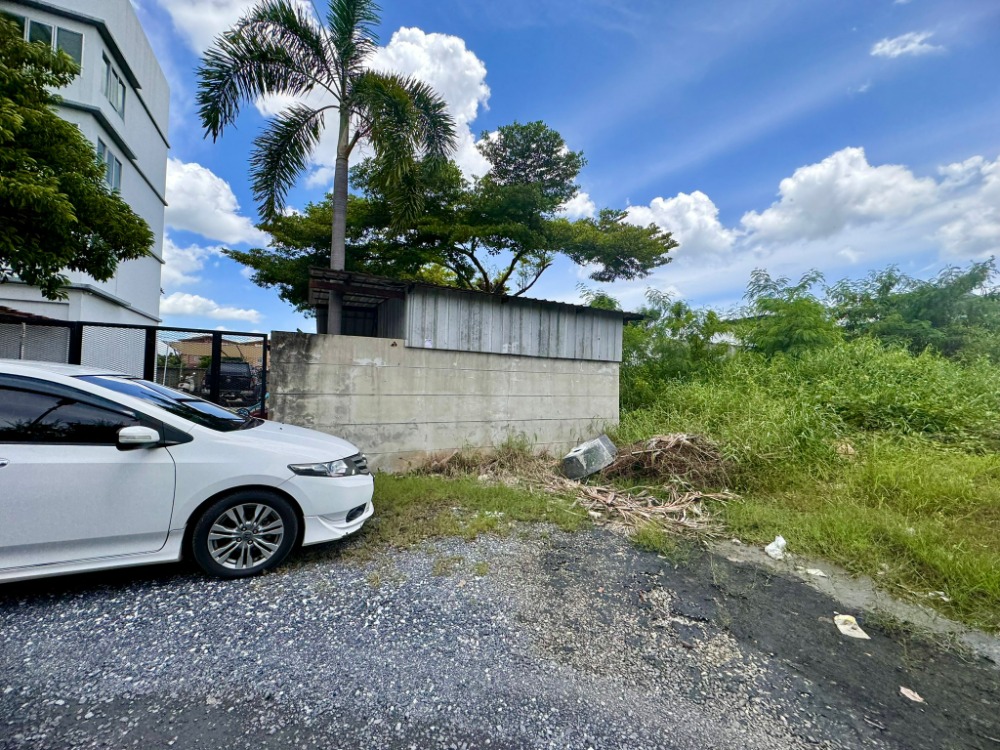 For SaleLandLadkrabang, Suwannaphum Airport : Land for sale, Soi Lat Krabang 3, size 371 sq m (Prachathorn Road), stream view***Price lower than market***