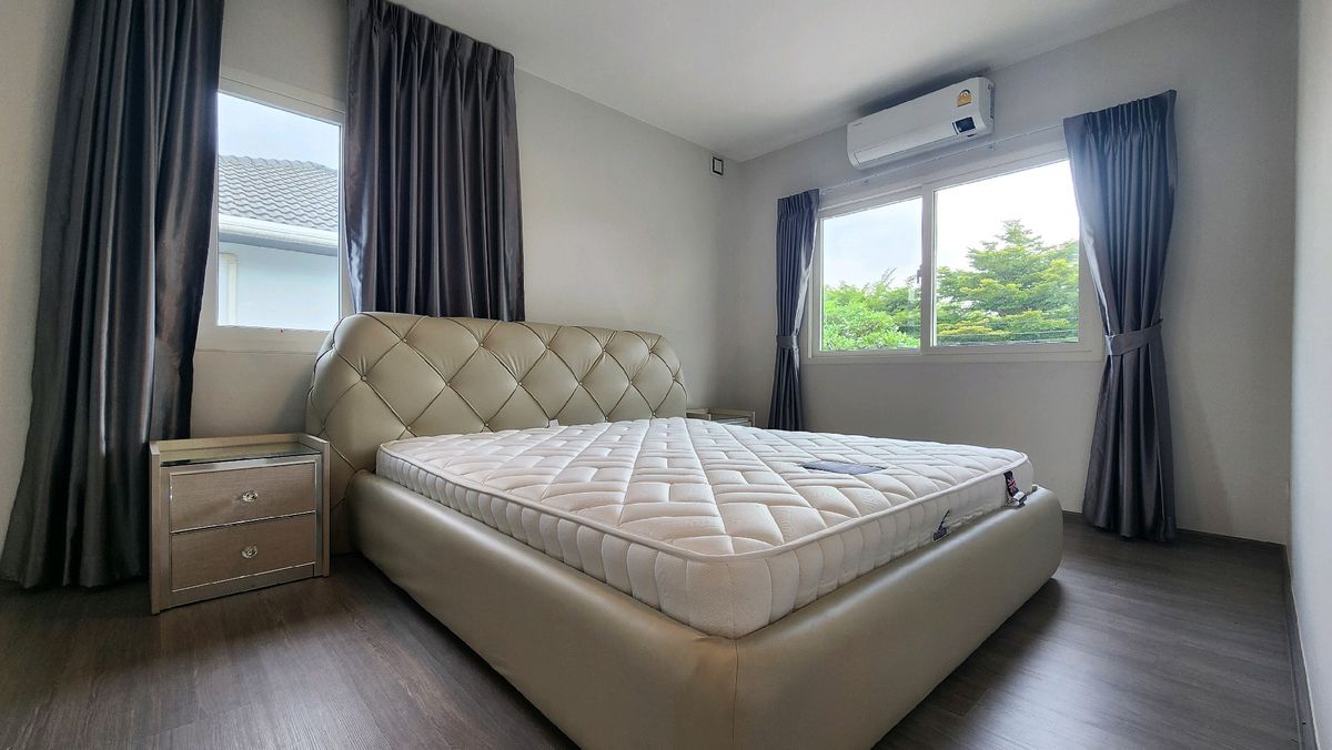 For RentHouseNawamin, Ramindra : Single house for rent, 3 bedrooms, Chaiyaphruek Village, Ram Intra-Chatuchak Expressway, corner house, nice to live in, can park two cars, large garden, view of the central garden