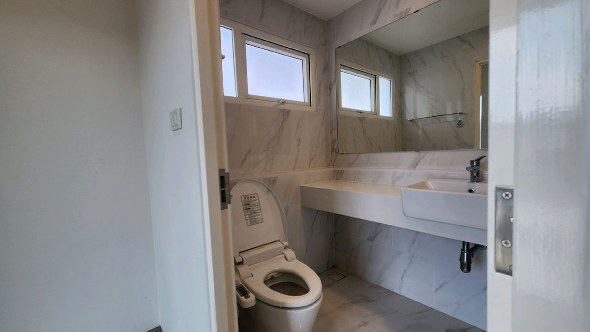 For RentHouseNawamin, Ramindra : Single house for rent, 3 bedrooms, Chaiyaphruek Village, Ram Intra-Chatuchak Expressway, corner house, nice to live in, can park two cars, large garden, view of the central garden