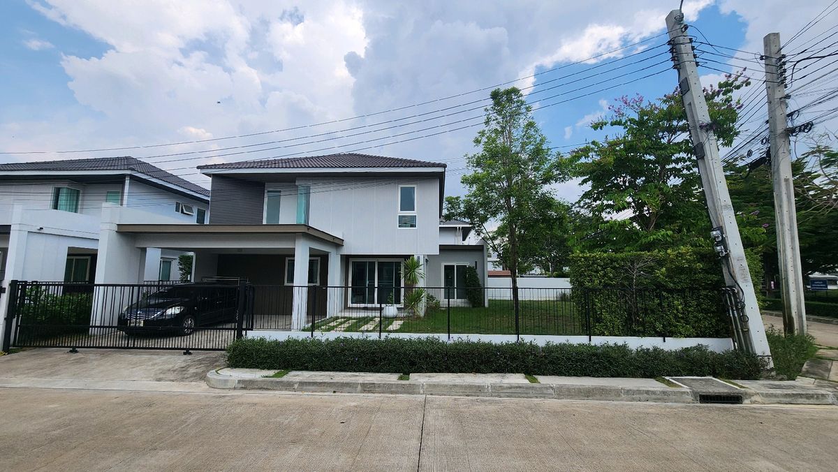 For RentHouseNawamin, Ramindra : Single house for rent, 3 bedrooms, Chaiyaphruek Village, Ram Intra-Chatuchak Expressway, corner house, nice to live in, can park two cars, large garden, view of the central garden