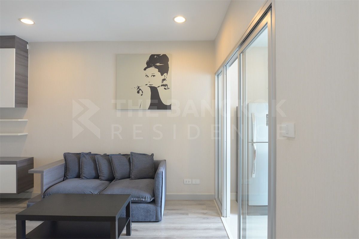 For RentCondoSathorn, Narathiwat : Near BTS! Centric Sathorn 1 bedroom 35 sq m. Price 18k/mo. Interested, contact 065-242-6835 Ms. Gift.