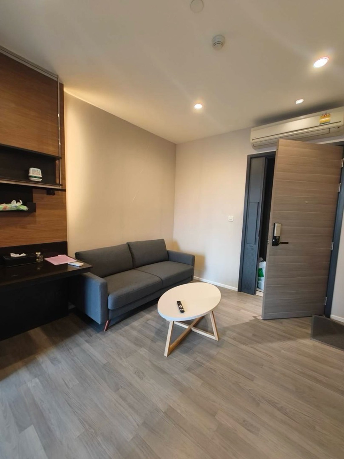 For RentCondoSathorn, Narathiwat : 🌈𝐅𝐨𝐫 𝐑𝐞𝐧𝐭/Condo for rent The Room Sathorn-Saint Louis🔥⭐️Condo rental 🔸Size 35 sqm.🔸1 bedroom 1 bathroom 💰 Rent 16,000/month (1 year lease) Room details - TV - Electric stove with hood - Microwave oven - Water heater - Sofa - Wardrobe - Refrigerator - Air 