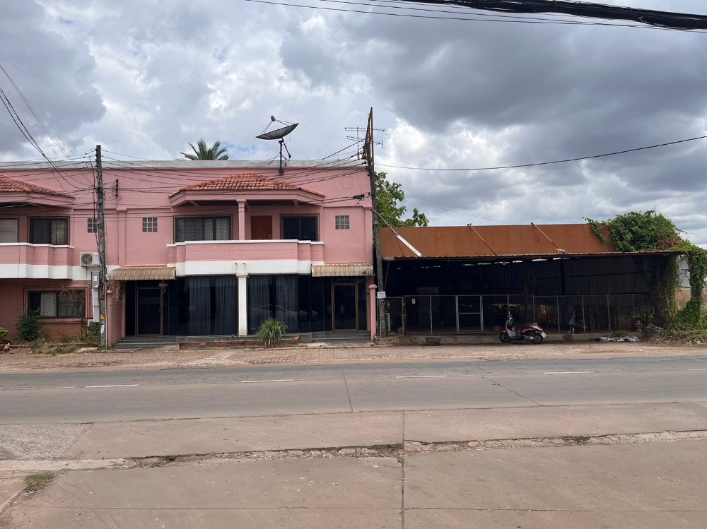 For SaleShop HouseUdon Thani : Commercial building for sale, 3.5 units, corner room with land on the side and back, with parking, near the airport, near the future high-speed train