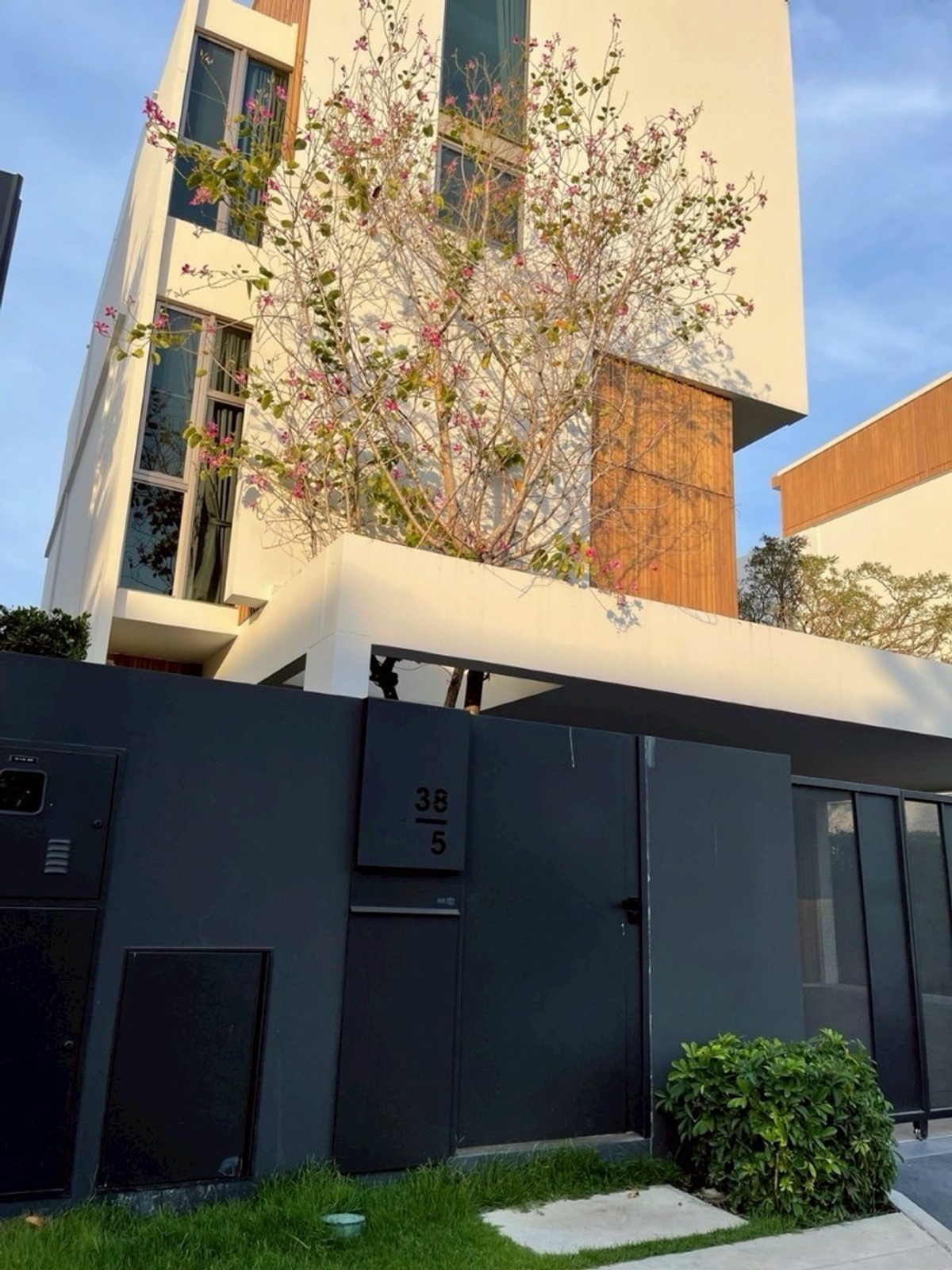 ให้เช่าบ้านพัฒนาการ ศรีนครินทร์ : ว่าง✅**Owner Post**ให้เช่าหมู่บ้าน VIVE พระราม 9 บ้านเดี่ยว 3 ชั้น ด้านหน้าเป็นบ่อน้ำ ด้านหลังวิวสนามกอล์ฟ!! อยู่ใกล้ Club House,สระว่ายน้ำ โครงการจาก​ Land​&Houses พร้อมเข้าอยู่