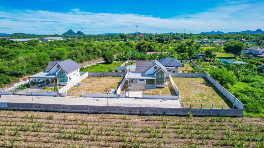 ขายที่ดินหัวหิน ประจวบคีรีขันธ์ : ที่ดินมาม่า สี่แยกปราณบุรี 120 ตารางวา ถมสูง พร้อมกำแพงคอนกรีตรอบที่ดิน ไฟฟ้า 3 เฟส ประปา ถนนคอนกรีต 8 เมตร