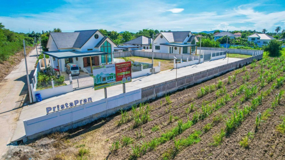 ขายที่ดินหัวหิน ประจวบคีรีขันธ์ : ที่ดินมาม่า สี่แยกปราณบุรี 120 ตารางวา ถมสูง พร้อมกำแพงคอนกรีตรอบที่ดิน ไฟฟ้า 3 เฟส ประปา ถนนคอนกรีต 8 เมตร