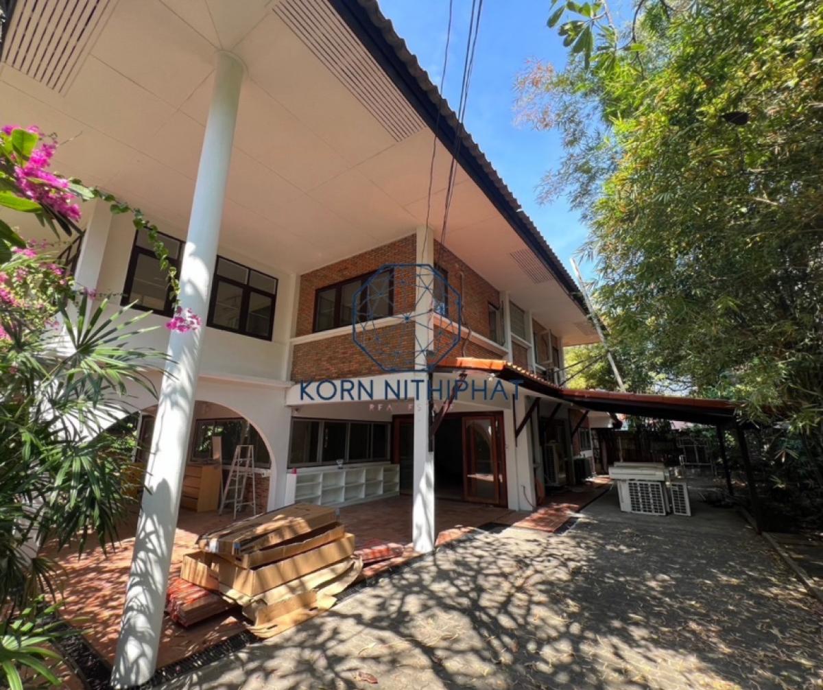 For Rent Detached MidCentury House in Compound Security on Soi