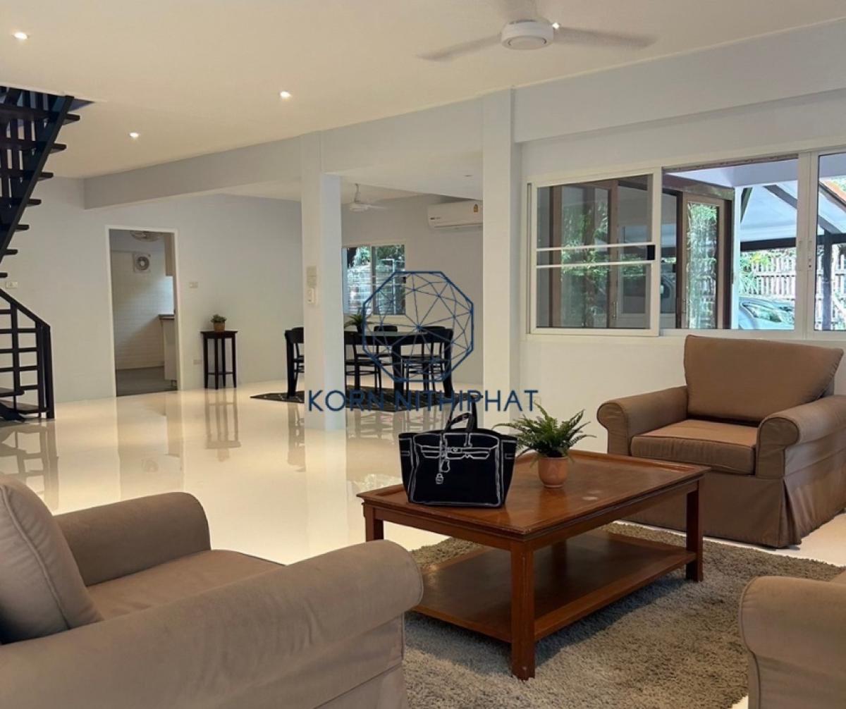 For Rent Detached MidCentury House in Compound Security on Soi